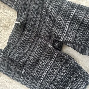 Lululemon Stylish Black and White Striped Leggings sz 4